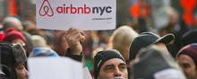 Sidste år gik folk på gaden i New York, USA, for at protestere over et indgreb mod udlejningsportalen Airbnb, som politikerne ønskede at stække ved at forbyde reklamer for korttidsudlejning. I Danmark er der politisk vilje til at forbedre forholdene for Airbnb-brugere. Foto: AP/Bebeto Matthews.