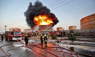 Brandmænd er i fuld gang med at slukke ilden under en brand ved en iransk petrokemisk installation, juli 2016. Hackere mistænkes for at have startet branden ved at ødelægge sikkerhedssystemer. Sådanne angreb er blevet mere hyppige i nutidens cyberkonflikter. Foto: Borna Ghasemi/ISNA via AP