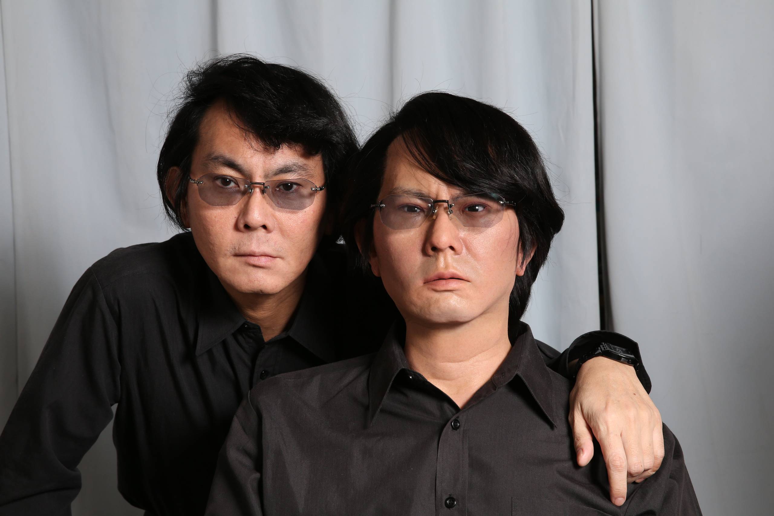 Roboteksperten Hiroshi Ishiguro sammen med sit alter ego Geminoid HI-4, men hvem er hvem? Foto: University of Osaka