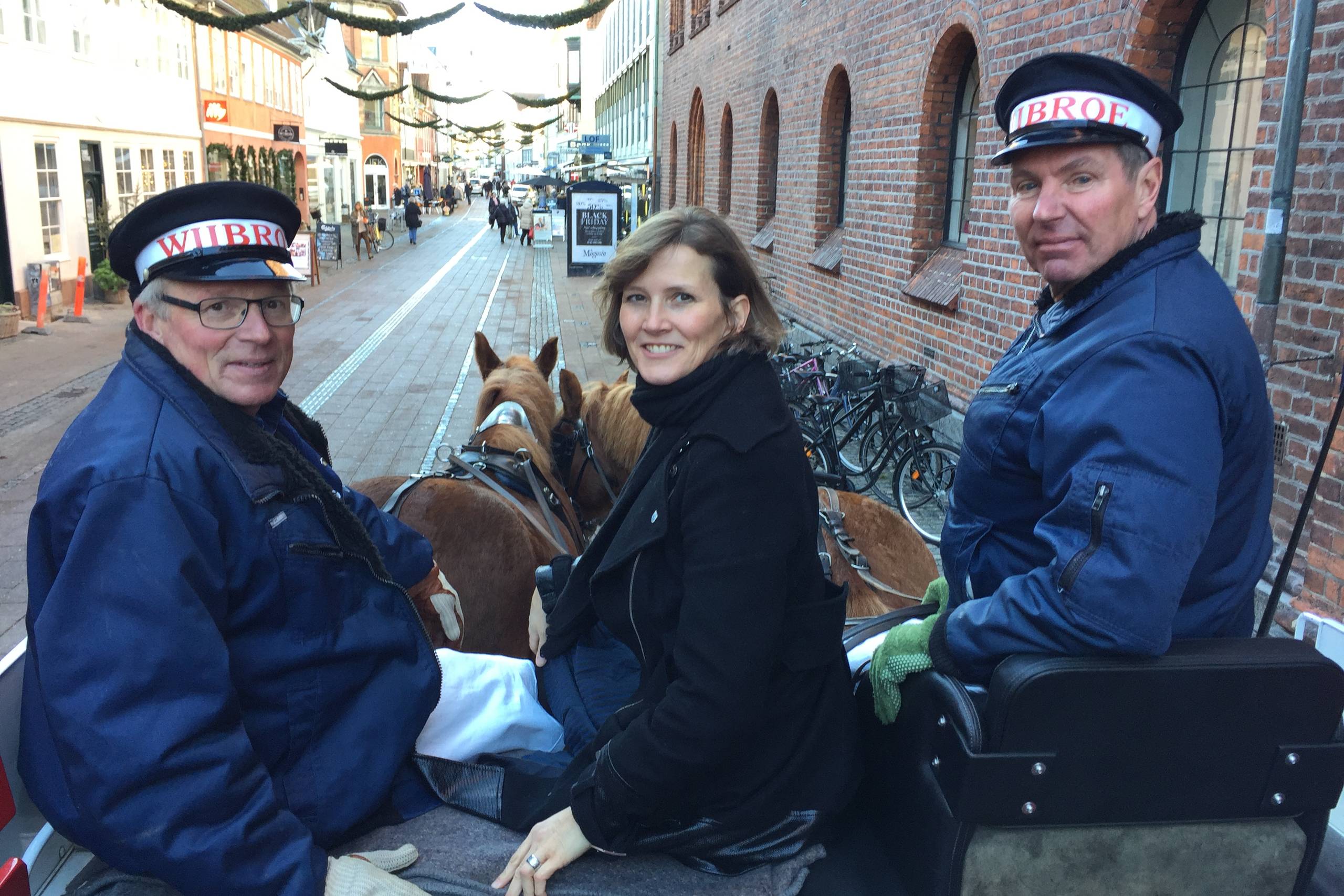 I gamle dage fik Helsingørs borgmester overrakt Årgangsøl nr. 1 på rådhuset. Den tradtion blev genoplivet i år, hvor borgmester Benedicte Kiær blev hentet af ølkuske og kørt til Borgerkroen som et pr gimmick. Foto: Carlsberg