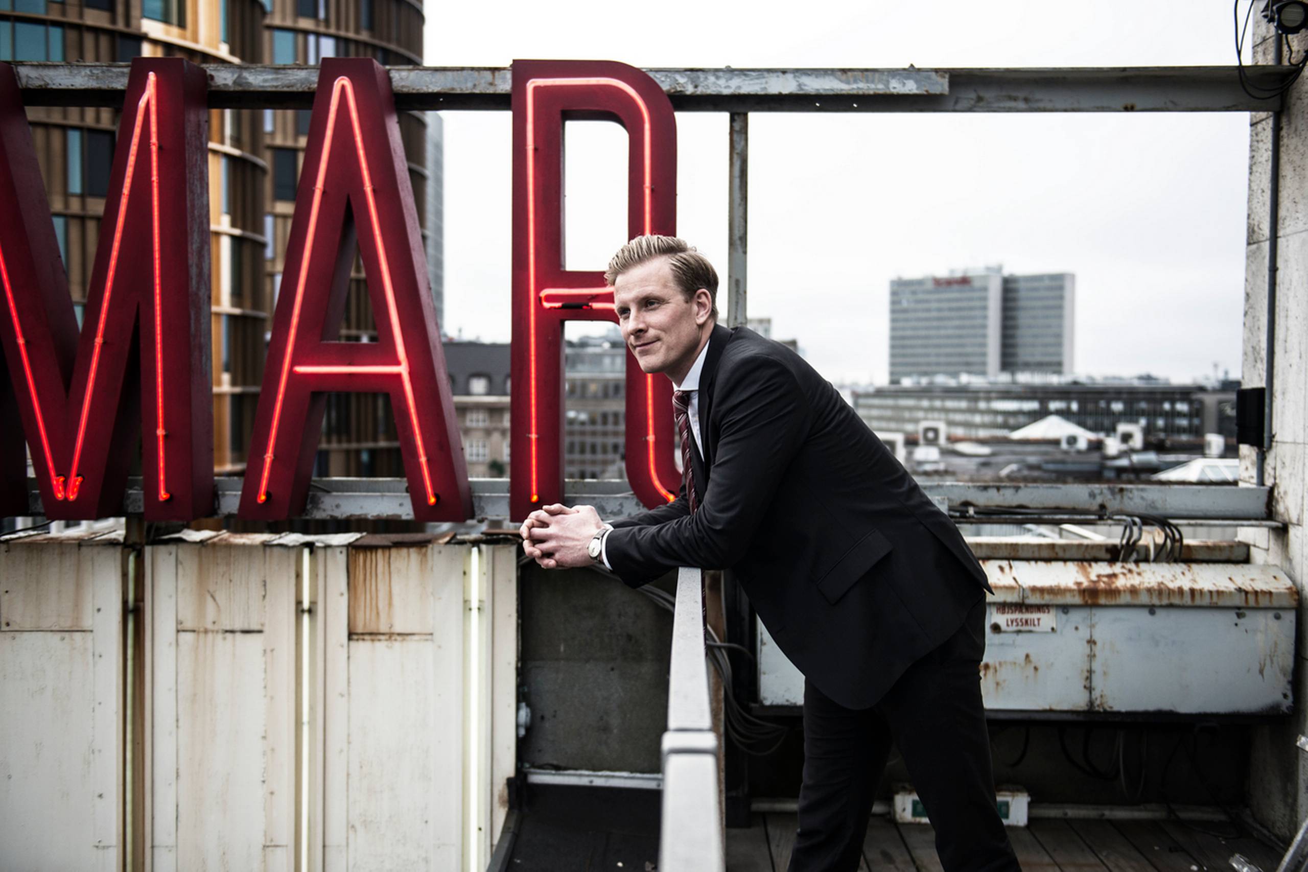 Økonom Erik Molin er leder af Økonomisk Analyse i konkurrenceretsafdelingen i Gorrissen Federspiel. På billedet ses i baggrunden Gorrissen Federspiels nye domicil på Axeltorv i København. Foto: Casper H. Christensen