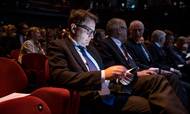 Erhvervsminister Brian Mikkelsen (K) tjekker sin telefon - måske for at finde ud af, om han skal skifte sit realkreditlån ud med et banklån. Foto: Stine Bidstrup