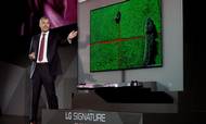 LGs amerikanske marketingchef David VanderWall præsenterer den ultratynde skærm på årets elektronikmesse i Las Vegas. Foto: Reuters