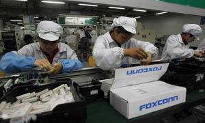 Foxconn er en af Kinas største arbejdsgivere og selskabet har meddelt, at man har ledig kapacitet uden for Kina til at servicere Apple. Foto: AP Photo/Kin Cheung