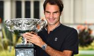 Roger Federer er vant til at vinde. Her står han med pokalen fra Australian Open i år. Foto: AP/Cal Sport Media