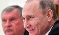 Præsident Vladimir Putin med Rosneft-chefen Igo Setjin i baggrunden. Foto: AP/Alexander Nemenov