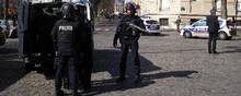 Fransk politi har afspærret omkring IMF's kontorer i Paris efter, at en brevbombe eksploderede torsdag den 16. marts. Bomben menes at være afsendt fra Grækenland. Foto: AP/Thibault Camus