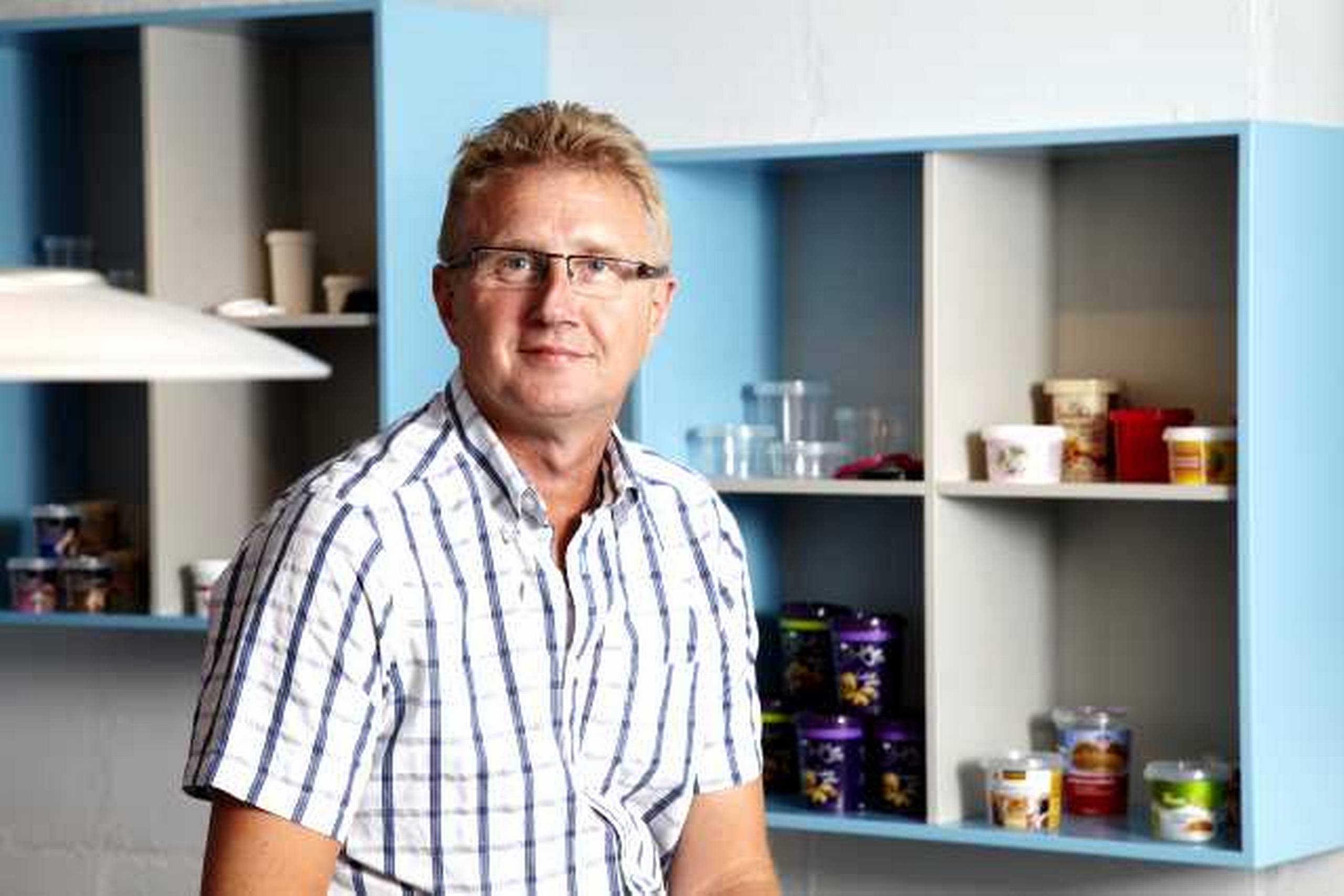 Søren Mark Andersen, adm. direktør i Toppac, der producerer emballage til fødevareindustrien, er glad for at spare 40.000 i gebyrer ved at bruge en udenlandsk bankforbindelse.