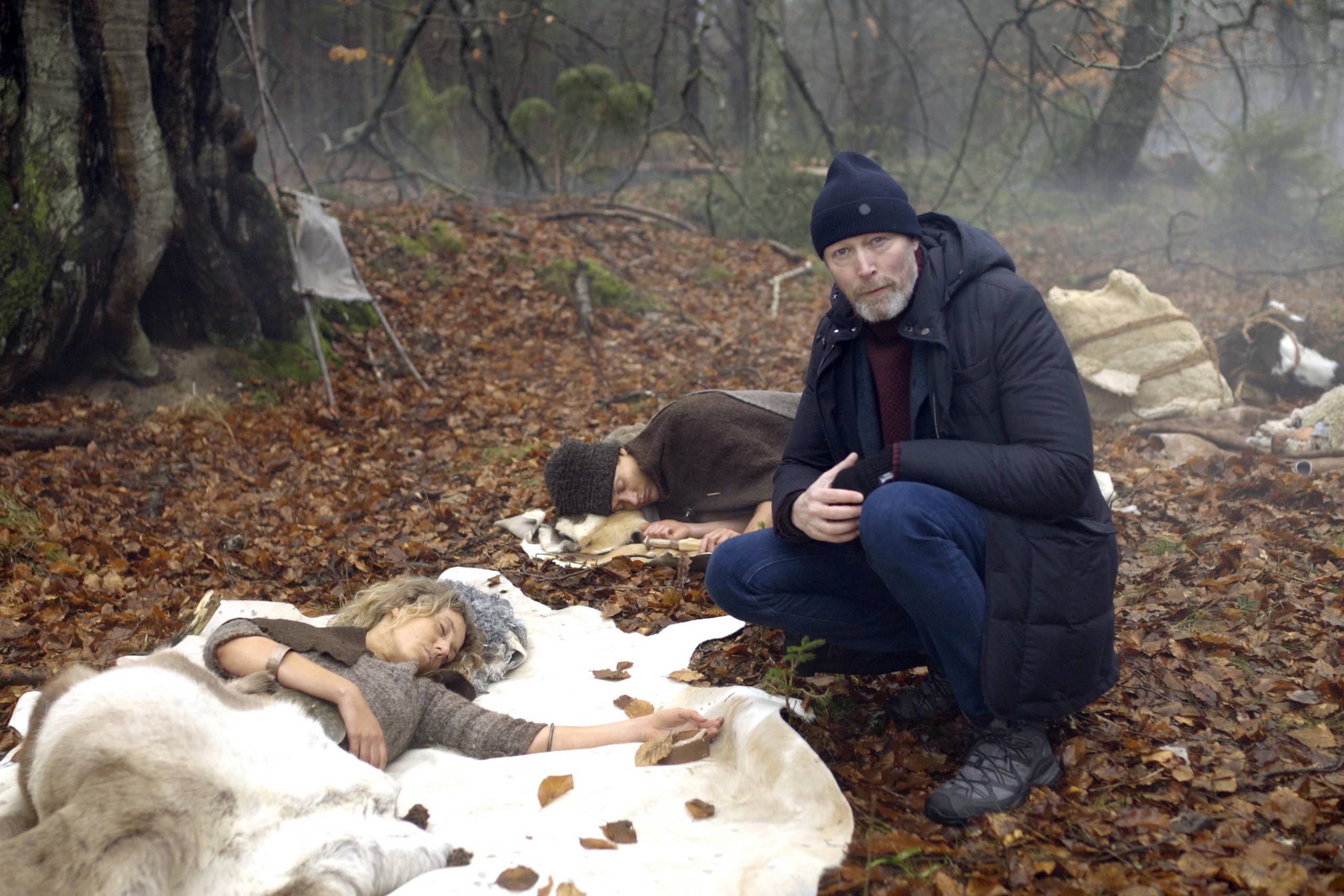 Skuespiller Lars Mikkelsen er vært og fortæller på serien "Historien om Danmark". Foto: DR/Morten Krüger