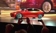 Teslas Model 3, en af de første elbiler til massemarkedet, blev afsløret i marts 2016. Den skal sælges fra den kommende uge. Foto: AP Photo/Justin Pritchard