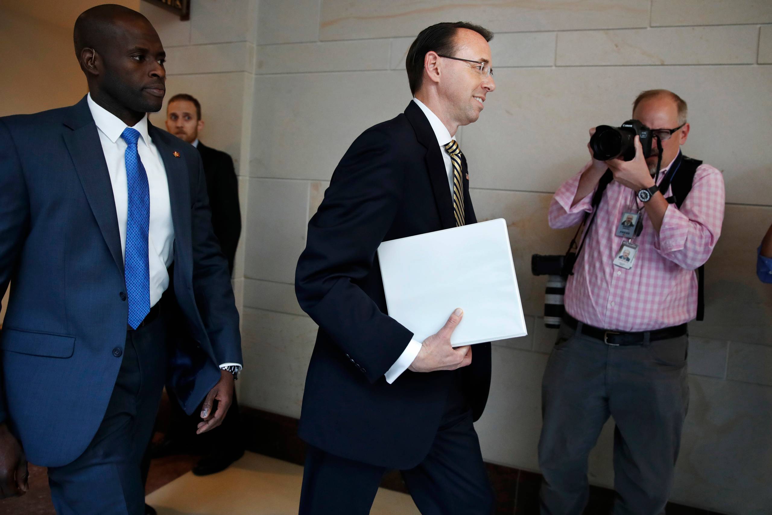 Deputy Attorney General Rod Rosenstein arrives on Capitol Hill in Washington(center). Foto: AP Photo/Jacquelyn Martin