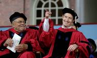 Facebooks stifter Mark Zuckerberg afsluttede aldrig sine studier på Harvard, men klarede sig fint uden hjælp fra USAs rigeste universitet. Her er ved hans side skuespilleren James Earl Jones. Foto:AP/Steven Senne