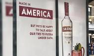 Vodkagiganten Smirnoff har "trollet" - drillet - præsident Donald Trump med denne reklame, der hentyder til præsidentens forbindelser til Rusland - og at han lover at sige sandheden "under ed". Foto: Kate Koturski på Twitter.