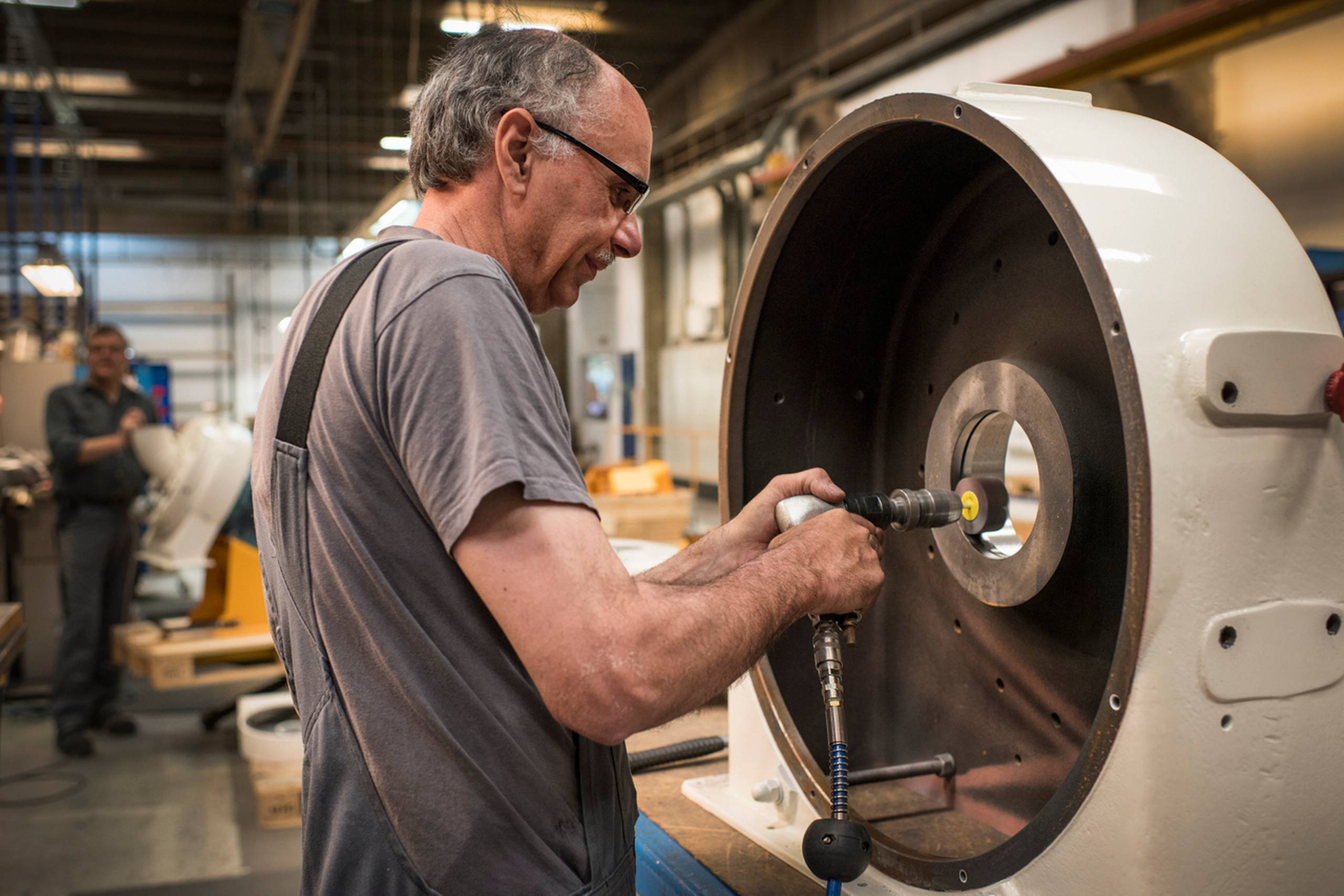 Skiold-koncernen har 500 ansatte. Her er Erik Sørensen igang i produktionen i Sæby. Foto: Joachim Ladefoged.