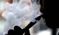E-cigaretter kan hjælpe rygere med at holde op. Men de kan også få ikke-rygere i gang med at bruge nikotin. Foto: AP/Nam Y. Huh
