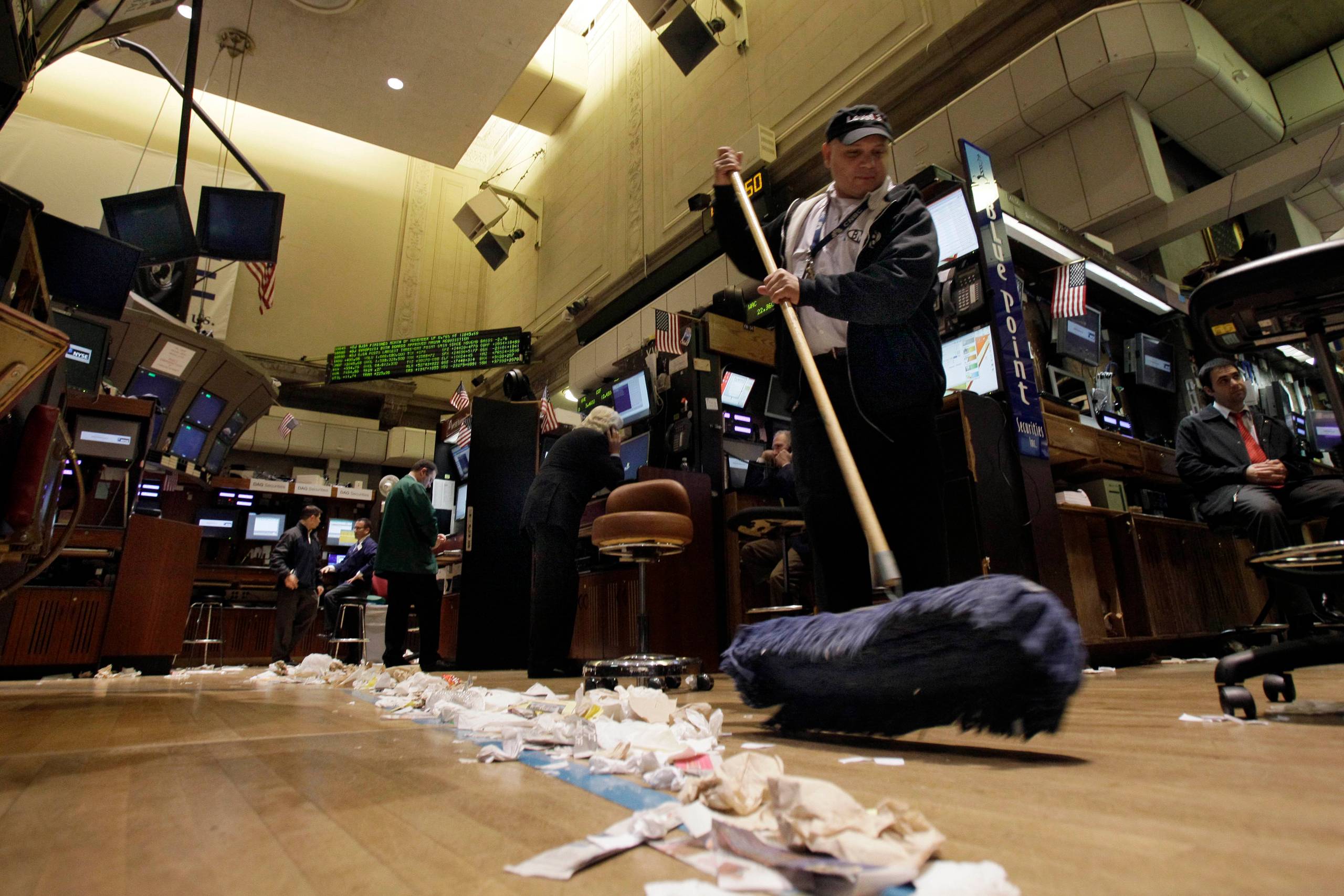 Festen i de første år af 00'erne er forbi. Forude vente et tiår med subprimekrise, kreditkrise, finanskrise, statsgældskrise og recession. Foto: AP/ Richard Drew