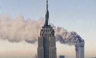 Bag Empire State Building brænder begge tårne på World Trade Center i New York efter terrorangrebet den 11. september 2001. Aktiemarkederne reagerede kraftigt på angrebet. Foto: AP/Marty Lederhandler
