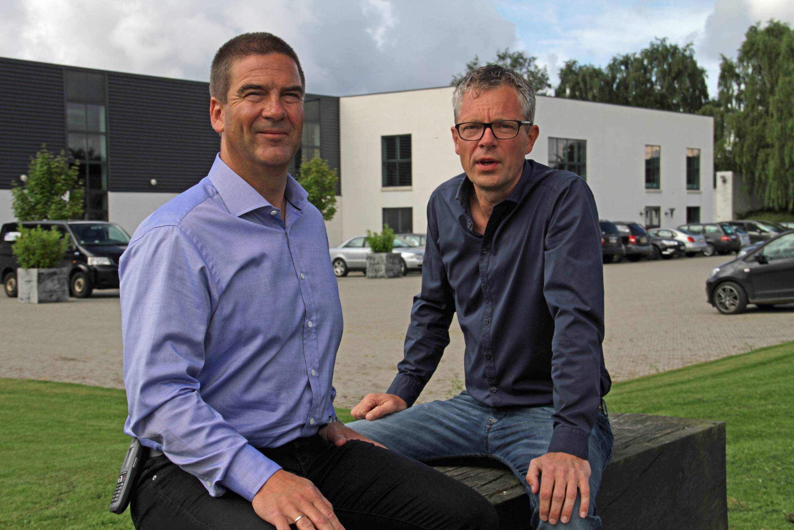 Til venstre adm. direktør Carsten Tønnes, til højre indehaver Henrik Holvad fra A/S Maskinfabrikken RIVAL i Skanderborg.