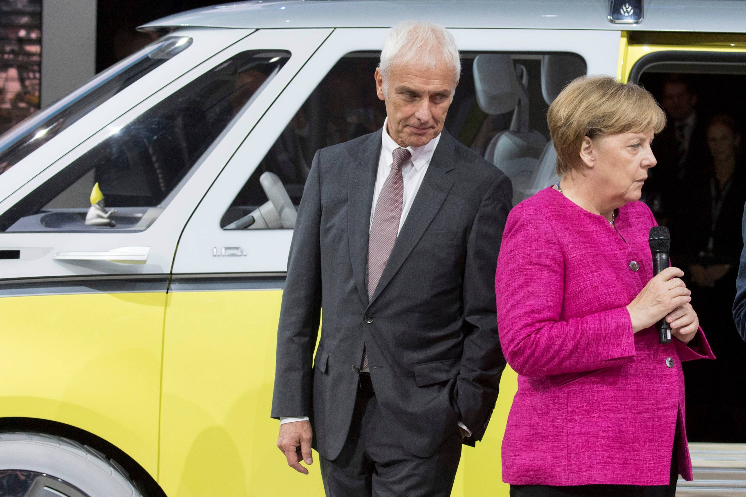 Kropssprog lyver ikke: Der er næppe ret megen tvivl om forbundskansler Angela Merkels mening om adm. koncernchef Matthias Müller fra VW oven på dieselskandelen, da hun lagde vejen forbi Volkswagen-koncernens biludstilling tidligere på året. Foto: AP/Boris Rössler
