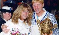 Boris Becker poserer her sammen med Steffi Graf og deres pokaler, efter de begge havde vundet Wimbledon i 1989. Becker vandt første gang i 1985. Foto: AP Photo/ Stf/Redman.