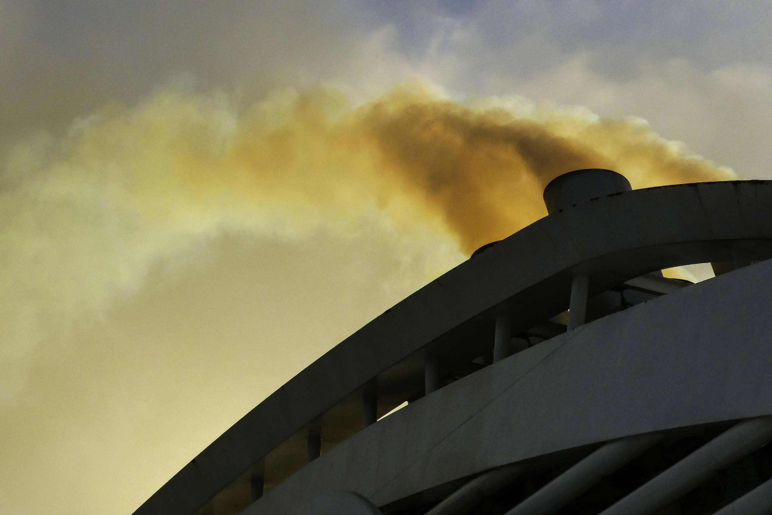Røg fra skibe vil efter planen blive ekspederet ind i historiebøgerne, når nye globale brændstofregler træder i kraft den 1. januar 2020. Foto: AP/Hinrich Bäsemann