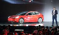 Elon Musk, topchef i Tesla, præsenterer her virksomhedens Model 3, der er billigere end tidligere modeller. Foto: AP/Andrej Sokolow