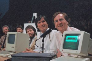 Blandt de øvrige Apple-bagmænd var Steve Wozniak (til venstre) og John Scully (til højre.) I midten den mest kendte af dem alle sammen, nu afdøde, Steve Jobs.