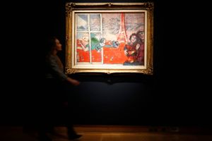 Marc Chagalls (1887-1985) maleri "Les Maries de la Tour Eiffel" gik for 68 mio. kr., hvilket var over vurderingen, på auktionshuset Christie's auktion over impressionistisk og moderne kunst i London.