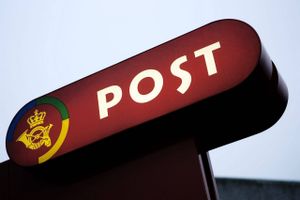 I syv år har Post Danmark kæmpet imod en afgørelse om misbrug af sin dominerende stilling. Men nu giver selskabet op.