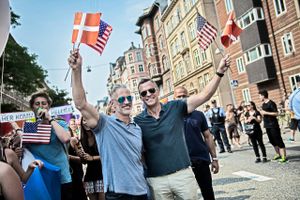 Amerikanere i Danmark kan nu se frem til nemt at kunne få ombyttet deres kørekort til et dansk. Transport- og bygningsministeren har fundet en løsning til stor glæde for den amerikanske ambassadør i Danmark Rufus Gifford.