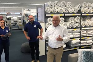 Mikael Nielsen (th.), der her taler med butikspersonale i Belgien, har været ansat i Jysk-koncernen gennem 30 år. Han er har gennem årene bl.a. været landechef for det danske marked, men sidder nu med ansvaret for alle retail-aktiviteter i Jysk Nordic. Foto: Jesper Olesen.