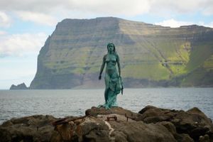 Klipper, der ligner trolde og forstenede kæmper, og sæler, der forvandler sig til mennesker. Den færøske natur er tæt knyttet til mystiske og oldgamle myter og legender. Her er fire af de sagnomspundne steder.