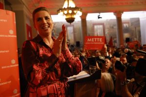 En lille forskel i prognoserne fik en stor betydning for DR og TV 2's dækning af valgaftenen. Undervejs kom flere partiledere for skade at holde taler, før de sidste stemmer var talt op.