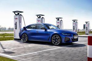 Til næste år kommer BMW i4. Første test af BMW’s nyeste elbil viser en rendyrket køremaskine, som viderefører mærkets køreglade DNA med bravour, og befinder sig godt i overhalingssporet på Autobahn.
