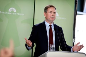 For at kunne holde hånden under en udfordret dansk økonomi vil regeringen gå til grænsen af det tilladte underskud i 2021.  
Venstre mener, at regeringens finanslov dermed lægger op til uholdbar gældsætning, der minder om Anker Jørgensens (S) økonomiske politik.