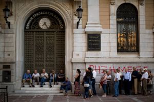 Igen var der kø ved bankerne mandag i Grækenland oven på søndagens afstemning.