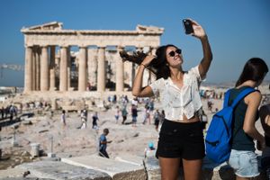 Turistindustrien svarer for så stor en del af samfundsøkonomien, at Grækenland risikerer at bliver bombet år tilbage, hvis turisterne ikke hurtigt vender tilbage. Foto: AP/Petros Giannakouris