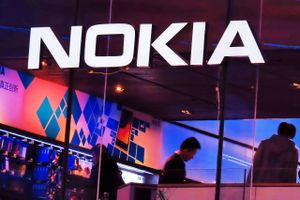 Aktieinvestorerne er ikke tilfredse med den handel, som franske Alcatel-Lucent og finske Nokia har lavet. Aktierne i franske Alcatal-Lucent får tæv i den tidlige handel onsdag morgen på børsen i Paris.