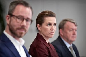 Mediekoncernen Egmont erklærer sig interesseret i at købe TV 2, men regeringen er ikke enig med sig selv om, hvad der vil være bedst for den statsligt ejede tv-station.
