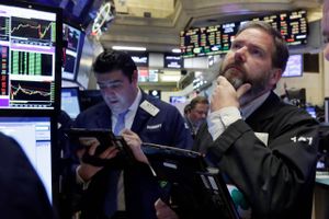 En handler forsøger at finde ud af trenden på det amerikanske aktiemarked i slutningen af oktober 2015. Foto: AP.
