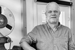 60 år: Med en frisk juridisk eksamen og et overbevisende basguitarspil fik Anders Kjærhauge i 1999 sit første lederjob i film- og produktionsselskabet Zentropa, hvor han i dag er administrerende direktør. Han er stolt af de internationale succeser, selskabet leverer, men erkender, at filmbranchen aktuelt er under pres.