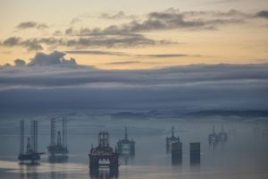 Et billede på den manglende olieefterforskning er arbejdsløse offshore borerigge, der ligger spøgelsesagtigt hen i Cromarty Fjorden nær Invergordon i Skotland. Foto: Reuters