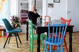 Nancy Maatis egyptiske rødder fornægter sig ikke i hendes store lejlighed i Holbæk, hvor hun bor med sine døtre. Foruden kulørte møbler og spraglede tekstiler omgiver hun sig med ting, hun har overtaget fra venner eller hentet i forældrenes hjemland.
