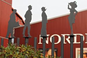 Film- og serieindustrien bliver stadigt mere kompleks, og derfor har advokat og direktør i Nordisk Film Production, Malene Ehlers, for nyligt måttet sande, at to jurister i huset ikke er nok. AdvokatWatch har været forbi de historiske bygninger i Valby, hvor direktøren viser rundt.