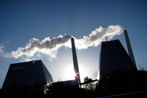 Ørsted lover at reducere CO2-udledningen med 98 pct. i 2025, men de seneste to år er udledningerne steget. Endnu værre bliver det i 2022, hvor krigen i Ukraine presser selskabet til at afbrænde mere kul.