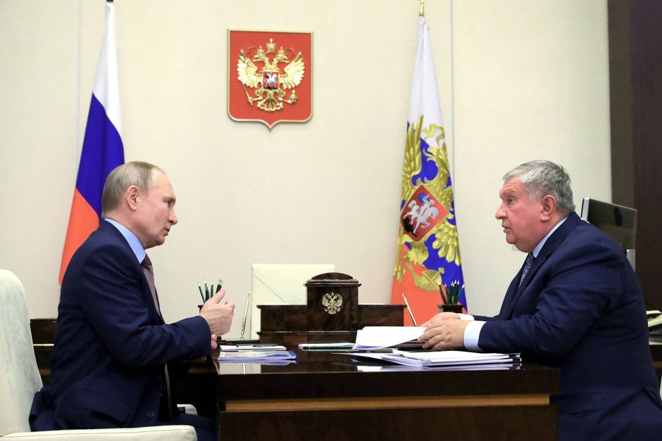 Ruslands præsident Vladimir Putin og Igor Setjin, adm. koncernchef for det statskontrollerede olieselskab Rosneft. Foto: Reuters//Mikhail Klimentjev