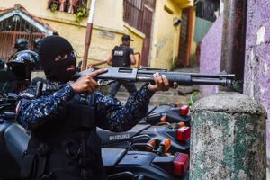 Maduros særlige aktionsstyrker blev oprindeligt oprettet for at bekæmpe bander. Nu slår de også ned på demonstranter mod præsidentens socialistiske styre. Her ses medlemmer af styrken under en aktion i Caracas. Foto: AFP/Luis Robayo