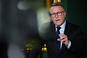 I over syv år har danskerne ikke fået nye ejendomsvurderinger på grund af et forsinket it-system. Styrelse hyrer konsulenter i hobetal for at komme i mål.  