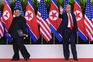 Topmødet mellem Kim Jong-un og Donald Trump forløb i en nærmest gemytlig atmosfære. Men den indgåede aftale er i den uforpligtende ende. Foto: Susan Walsh/AP