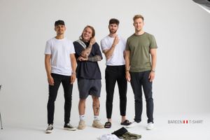 Det danske brand Bare En T-shirt, der er kendt fra DR-programmet "Løvens Hule", udvider konceptet og vil udenfor landets grænser i samarbejde med de nye tv-investorer. En rejse, der har kostet på bundlinjen. 